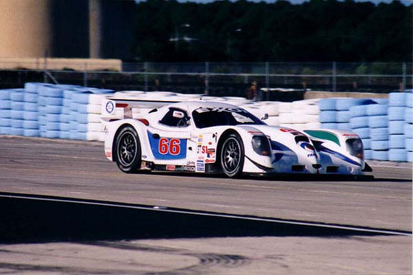 ein Panoz GTR in wei&szlig;